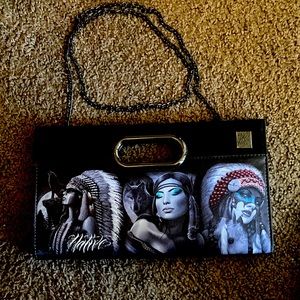 I’m selling a purse bought it but never used